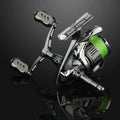 Eine Nahaufnahme einer Shimano Stella-Rolle mit grüner Schnur, aufgerüstet mit einem Gomexus Titanium 22 mm Knob, sitzt auf einer reflektierenden schwarzen Oberfläche.