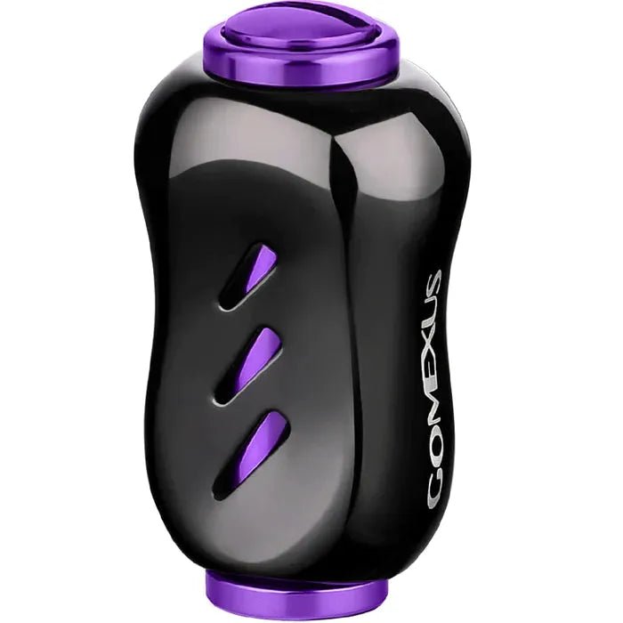 Der Gomexus Titanium 22 mm Knopf in Schwarz | Lila zeichnet sich durch den Schriftzug 