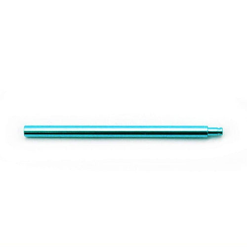 Ein türkisfarbener Metallzylinder, der an den Hedgehog Studio Daiwa Level Wind Shaft für STEEZ SV TW- und ZILLION SV TW-Rollen erinnert, ist auf einem schlichten weißen Hintergrund zentriert – sein schlankes Design unterstreicht die Präzision von Hedgehog Studio.