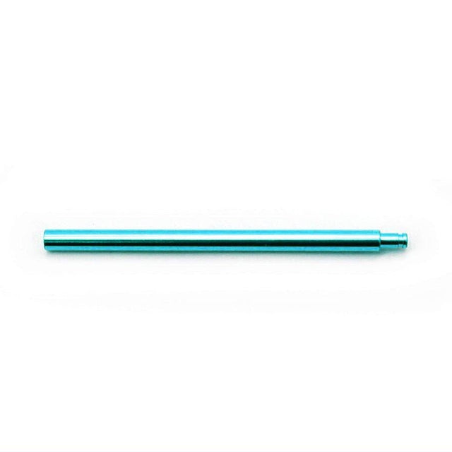 Ein türkisfarbener Metallzylinder, der an den Hedgehog Studio Daiwa Level Wind Shaft für STEEZ SV TW- und ZILLION SV TW-Rollen erinnert, ist auf einem schlichten weißen Hintergrund zentriert – sein schlankes Design unterstreicht die Präzision von Hedgehog Studio.