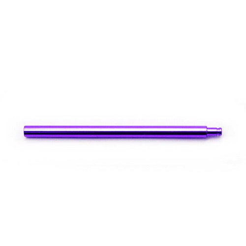 Ein einzelnes metallisch-violettes zylindrisches Rohr, der Hedgehog Studio Daiwa Level Wind Shaft für STEEZ SV TW und ZILLION SV TW, ist auf einem schlichten weißen Hintergrund zentriert und hat an einem Ende einen kleinen Vorsprung.