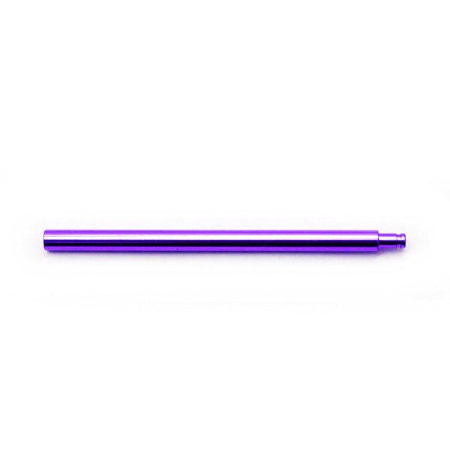 Ein einzelnes metallisch-violettes zylindrisches Rohr, der Hedgehog Studio Daiwa Level Wind Shaft für STEEZ SV TW und ZILLION SV TW, ist auf einem schlichten weißen Hintergrund zentriert und hat an einem Ende einen kleinen Vorsprung.