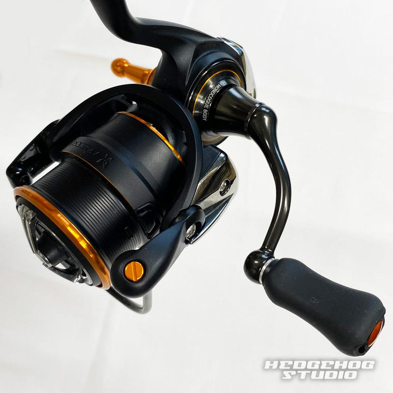 Eine Nahaufnahme einer Hedgehog Studio Extra Super Duralumin Schraube für Schnurlaufröllchen, einer Angelrollenschraube von Hedgehog Studio, ist mit Kurbelgriffdetail vor weißem Hintergrund zu sehen. Das HEDGEHOG STUDIO-Logo erscheint unten rechts.