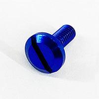 Eine blaue Hedgehog Studio Extra Super Duralumin Schraube für Schnurlaufröllchen aus Metall mit flachem, geschlitztem Kopf – ideal für SHIMANO/DAIWA Spinnrollen – liegt auf einer weißen Oberfläche.