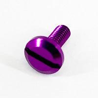 Vor einem schlichten weißen Hintergrund ist eine metallisch violette Hedgehog Studio Extra Super Duralumin Schraube für Schnurlaufröllchen-Schraube mit rundem Kopf zu sehen, die für SHIMANO/DAIWA-Rollen entwickelt wurde.