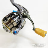 Nahaufnahme der Hedgehog Studio Extra Super Duralumin Schraube für Schnurlaufröllchen mit detaillierten mechanischen Teilen und metallischem Finish; das Hedgehog Studio-Logo erscheint unten rechts auf weißem Hintergrund.