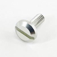 Eine Hedgehog Studio Extra Super Duralumin Schraube für Schnurlaufröllchen – eine Metallschraube mit flachem, geschlitztem Kopf und teilweise mit Gewinde versehenem Schaft – ideal für Upgrades oder den Einsatz in SHIMANO/DAIWA Spinnrollen, abgebildet auf weißem Hintergrund.