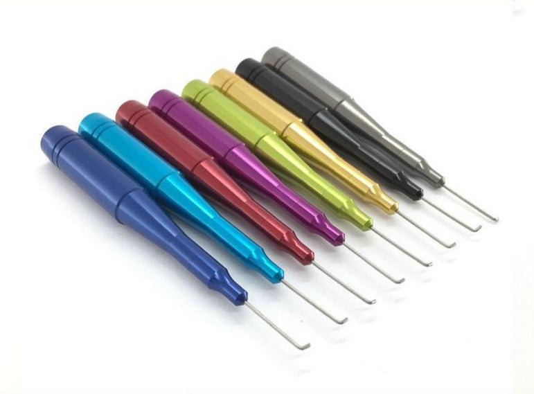 Neun Dietriche aus Metall mit farbigen Griffen – blau, blaugrün, rot, rosa, grün, gold, schwarz und zwei Grautöne – sind ordentlich auf einem weißen Hintergrund neben einem Hedgehog Studio Handle Knob Cap Remover Ver.3 angeordnet.