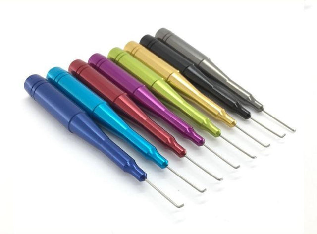 Neun Dietriche aus Metall mit farbigen Griffen – blau, blaugrün, rot, rosa, grün, gold, schwarz und zwei Grautöne – sind ordentlich auf einem weißen Hintergrund neben einem Hedgehog Studio Handle Knob Cap Remover Ver.3 angeordnet.