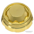 Eine Nahaufnahme des Hedgehog Studio Handle Screw Cap – ein metallischer, goldfarbener Schraubverschluss mit flacher Oberseite und geriffelten Seiten – vor einem weißen Hintergrund mit „HEDGEHOG STUDIO“ in der unteren rechten Ecke.