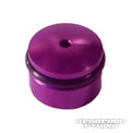 Eine kleine, zylindrische, metallisch-lila Hedgehog Studio-Knopfkappe für Daiwa Finesse-Knöpfe mit einem zentralen oberen Loch und einem schwarzen O-Ring, abgebildet auf einem weißen Hintergrund mit einem schwachen HEDGEHOG STUDIO-Wasserzeichen.