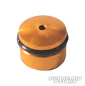 Eine kleine, zylindrische, orangefarbene Hedgehog Studio Knob-Kappe für den Daiwa Finesse Knob mit zentralem Loch und schwarzem O-Ring auf weißem Hintergrund. In der unteren rechten Ecke erscheint der Text „HEDGEHOG STUDIO“.