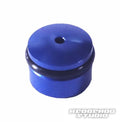 Eine kleine blaue zylindrische Hedgehog Studio-Knopfkappe für Daiwa Finesse-Knöpfe aus Duralumin mit einem zentralen Loch und einem schwarzen O-Ring wird auf einem weißen Hintergrund mit dem Hedgehog Studio-Logo in der Ecke angezeigt.