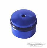 Eine kleine blaue zylindrische Hedgehog Studio-Knopfkappe für Daiwa Finesse-Knöpfe aus Duralumin mit einem zentralen Loch und einem schwarzen O-Ring wird auf einem weißen Hintergrund mit dem Hedgehog Studio-Logo in der Ecke angezeigt.