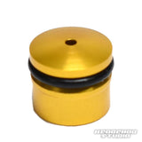 Die Hedgehog Studio Knob Cap | Daiwa Zaion ist ein kleines, zylindrisches Duraluminiumteil in Gold mit einem oberen Loch und einem schwarzen O-Ring. Mit dem Hedgehog Studio Logo versehen, eignet es sich perfekt zum Aufrüsten von Daiwa Zaion Knobs oder zur Verbesserung von Angelrollen.