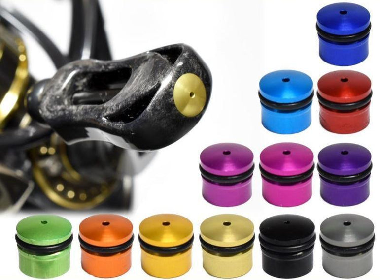 Links ist eine Nahaufnahme einer Hedgehog Studio Knob Cap | Daiwa Zaion von Hedgehog Studio auf einem Reifenventil zu sehen. Rechts sind zwölf weitere Kappen in verschiedenen Farben, inspiriert von Daiwa Zaion Knobs, ordentlich in drei Reihen angeordnet.