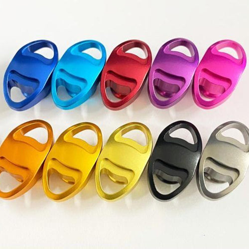 Zehn Hedgehog Studio Knob Caps für Shimano (20 Metanium, 22 Metanium Shallow Edition, 20 SLX DC) werden in zwei Reihen auf einer weißen Oberfläche in acht Farben angezeigt: Blau, Rot, Lila, Pink, Orange, Gelb, Schwarz und Silber.