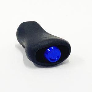 Eine Hedgehog Studio Knob Cap (schwarzer, ergonomischer Griff mit blauen Details) für Shimano 23 Vanquish, 22 Aldebaran BFS und 23 Calcutta Conquest BFS liegt auf einem weißen Hintergrund.