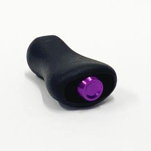 Die Hedgehog Studio Knob Cap, abgebildet in Schwarz mit einem metallisch-violetten Kern, passt auf Shimano 23 Vanquish, 22 Aldebaran BFS und 23 Calcutta Conquest BFS – perfekt zum Aufrüsten Ihrer Angelrolle.