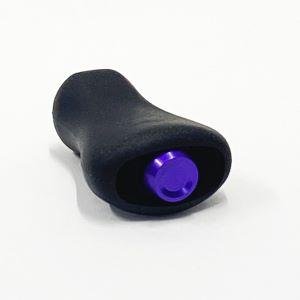 Die Hedgehog Studio Knob Cap, entwickelt für Shimano 23 Vanquish, 22 Aldebaran BFS und 23 Calcutta Conquest BFS Rollen, ist ein kleiner schwarzer Griff mit einem metallisch-violetten Ende. Marke: Hedgehog Studio. Abgebildet auf schlichtem weißem Hintergrund.