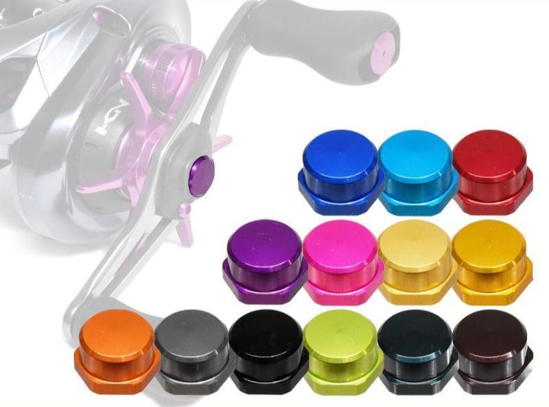 Oben links ist eine Hedgehog Studio Shimano-Griff-Kontermutter M7 für originale Shimano-Kurbeln zu sehen, darunter sind zwölf bunte runde Ersatzknöpfe aus Duraluminium – blau, rot, gold und mehr – abgebildet.