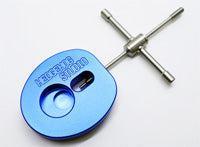 Ein blauer KEEPER SUDO von Hedgehog Studio ist an einem silbernen Hedgehog Studio Spool Bearing Pin Remover Type R | Spulenschaft-Pin Tool befestigt, abgebildet auf weißem Hintergrund.