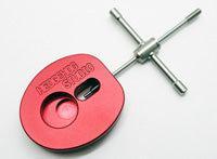 Ein roter, ovaler Hedgehog Studio Spool Bearing Pin Remover Typ R (Spulenschaft-Pin-Tool) mit silbernem T-Griff, der als Spezialwerkzeug bei Sicherheitsverriegelungsverfahren verwendet wird, fotografiert auf weißem Hintergrund.