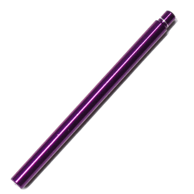 Auf weißem Hintergrund ist ein metallischer, zylindrischer violetter Level Wind Shaft für Shimano 22 Aldebaran BFS – Tuning-Schaft von Hedgehog Studio abgebildet, dessen eines Ende leicht verjüngt und gekerbt ist, das andere Ende ist flach.