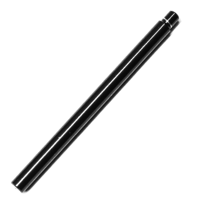 Ein schwarzer Level Wind Shaft von Hedgehog Studio, entworfen für Shimano 22 Aldebaran BFS Tuning, hat eine kleine Rille an einem Ende und ist auf weißem Hintergrund abgebildet.