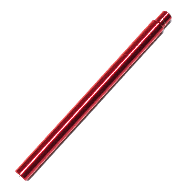 Abgebildet ist der Hedgehog Studio Level Wind Shaft für Shimano 22 Aldebaran BFS – Tuning-Schaft für perfekte Schnurführung in Metallic-Rot mit leicht verjüngtem Ende, konzipiert als Upgrade-Teil, fotografiert auf weißem Hintergrund.