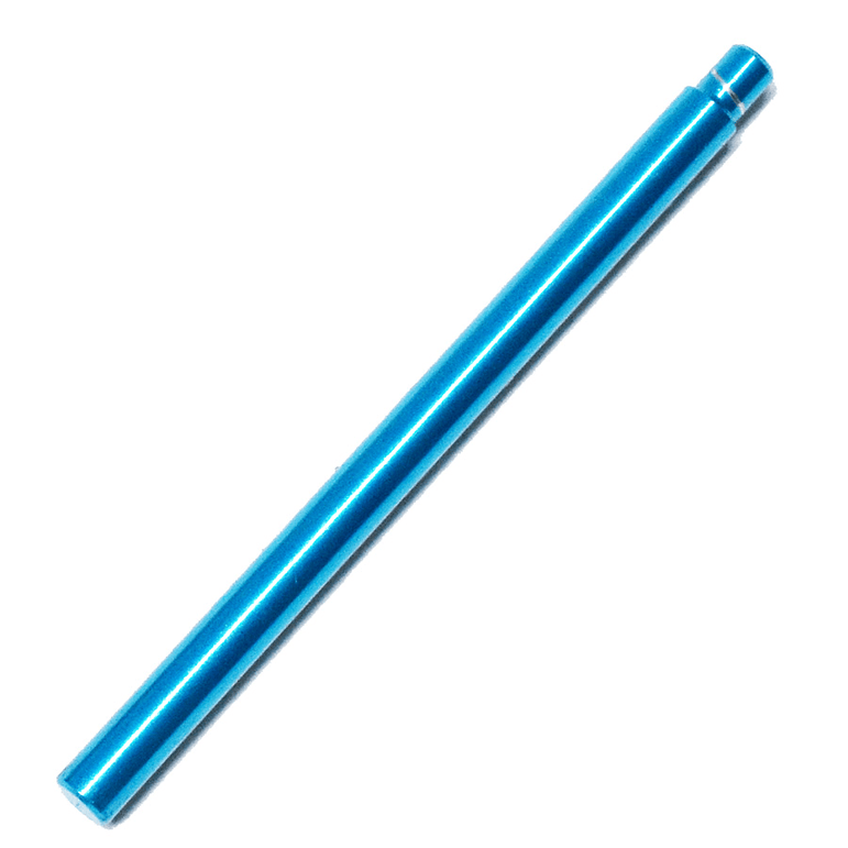 Der Level Wind Shaft von Hedgehog Studio für Shimano Metanium & Bantam ist ein metallisch blauer, zylindrischer Stab mit glatter Oberfläche und etwas breiterem Ende, dargestellt auf weißem Hintergrund.