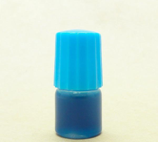 Eine kleine Plastikflasche Hedgehog Studio Screw Lock mit blauem Klebstoff im Inneren und einem hellblauen, gerippten Schraubverschluss vor einem schlichten, hellen Hintergrund.