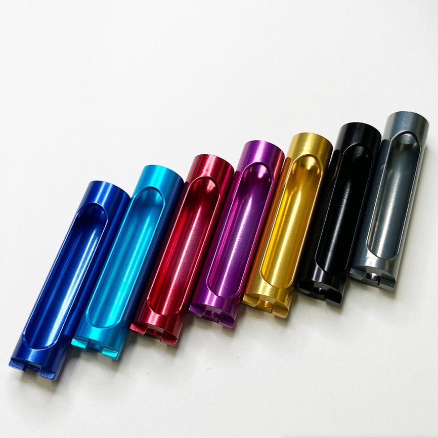 Sieben farbenfrohe Hedgehog Studio Shimano Level Wind Pipes - kompatibel mit 22 Aldebaran BFS, 15-18 Aldebaran, 13-16 Metanium & 14-17 Chronarch - sind auf einer weißen Oberfläche in Blau, Hellblau, Rot, Lila, Gold, Schwarz und Grau angeordnet.