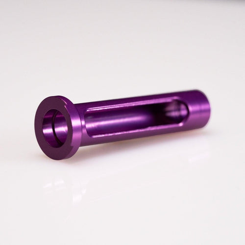 Ein glänzend violettes, zylindrisches Teil aus dem Hedgehog Studio Wormshaft Level Wind Pipe Set für Shimano Metanium & Bantam ruht auf einer weißen Oberfläche – perfekt für eine präzise Schnurverlegung.
