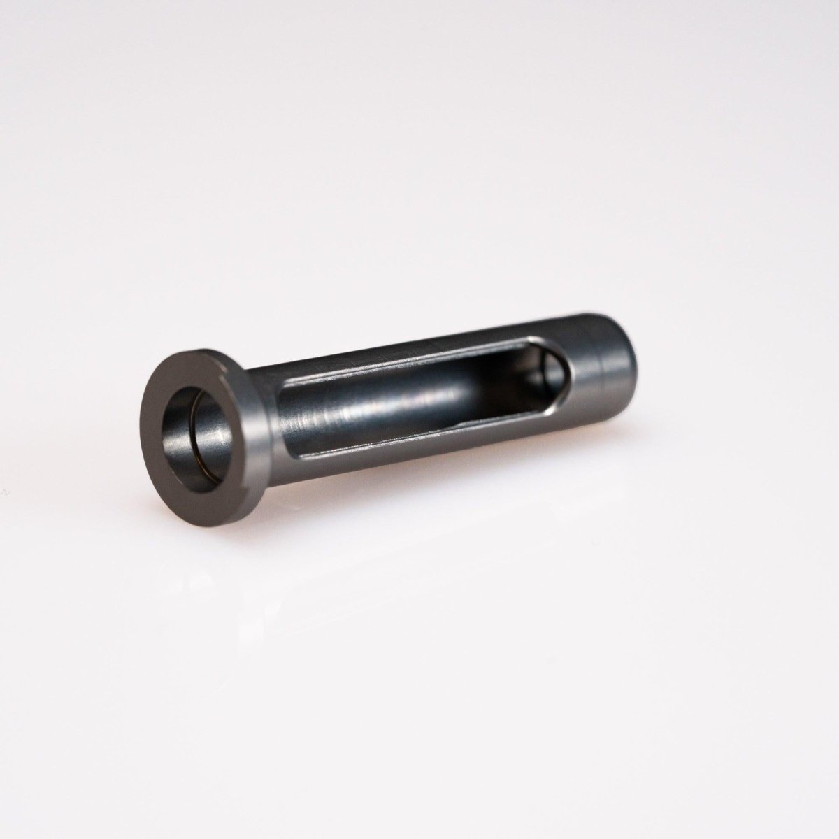 Auf einer weißen Oberfläche ist eine zylindrische Wormshaft Level Wind Pipe Set-Komponente aus Metall von Hedgehog Studio abgebildet, die für Shimano Metanium- und Bantam-Rollen entwickelt wurde und über ein Flanschende und einen seitlichen Ausschnitt verfügt.