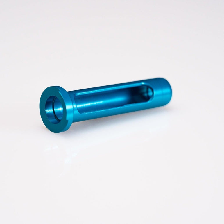 Das Hedgehog Studio Wormshaft Level Wind Pipe Set für Shimano Metanium & Bantam ist ein zylindrisches blaues Metallteil mit Flansch und seitlichem Schlitz, konzipiert für die Schnurverlegung in Baitcastern. Abgebildet auf einer schlichten weißen Oberfläche.