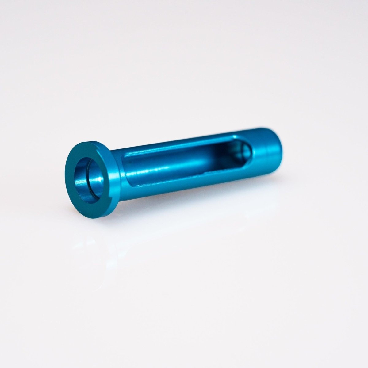 Das Hedgehog Studio Wormshaft Level Wind Pipe Set für Shimano Metanium & Bantam ist ein zylindrisches blaues Metallteil mit Flansch und seitlichem Schlitz, konzipiert für die Schnurverlegung in Baitcastern. Abgebildet auf einer schlichten weißen Oberfläche.
