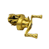 Die Loongze Airlite - A100 Air DBC von Loongze ist eine goldene Angelrolle mit doppeltem Griff, sichtbaren Zahnrädern und elektromagnetischer Bremssteuerung. Ihr fein bearbeitetes Metalldesign und die detaillierten Komponenten heben sich von einem schwarzen Hintergrund ab.