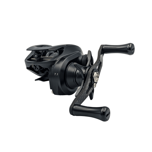 Eine schwarze Loongze Airlite - A100 Air DBC Baitcasting-Rolle mit zwei Griffen, 7,1-Gang-Kennzeichnung und elektromagnetischer Bremskontrolle ist auf weißem Hintergrund abgebildet.