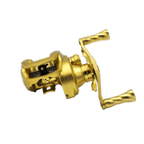 Die Loongze Airlite - A100 Air DBC Angelrolle von Loongze zeichnet sich durch eine goldene Farbe, zwei Griffe, sichtbare Zahnräder und Struktur sowie eine elektromagnetische Bremssteuerung aus, die vor einem weißen Hintergrund gezeigt wird.