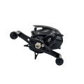 Die Loongze Airlite - A100 Air DBC ist eine schwarze Baitcasting-Rolle mit zwei Griffen, einer sichtbaren Spule und einer elektromagnetischen Bremssteuerung. Ihr kompaktes, modernes Design ist von der Loongze Airlite-Serie inspiriert.