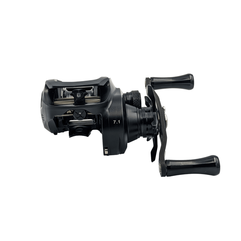 Eine schwarze Loongze Airlite - A100 Air DBC Baitcasting-Rolle mit zwei Griffen, einer 7,1-Gang-Kennzeichnung und einer elektromagnetischen Bremssteuerung von Loongze wird vor einem weißen Hintergrund gezeigt.