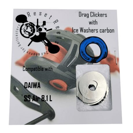 Das Reset Reels Dragclicker | Baitcaster | Daiwa-Paket verfügt über Metallscheiben und einen blauen Ring, ideal für Baitcasterrollen wie DAIWA SS Air 8.1L, mit einer mechanischen Grafik in der oberen linken Ecke.