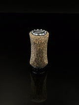 Ein RL-TNG Kork Knob 20mm | Slim | Universal Fit von RL-Angelrollentuning steht aufrecht auf einer glänzend schwarzen Oberfläche und wirft eine subtile Reflexion auf den dunklen Hintergrund, die an ein Angelrollen-Zubehör erinnert.