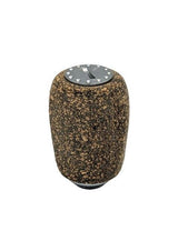 Der RL-TNG Kork Knob 20 mm von RL-Angelrollentuning ist ein schlanker, universell passender zylindrischer Knauf mit einer braun und schwarz gesprenkelten Korkstruktur und einer metallischen Oberseite mit kleinen dreieckigen Formen.