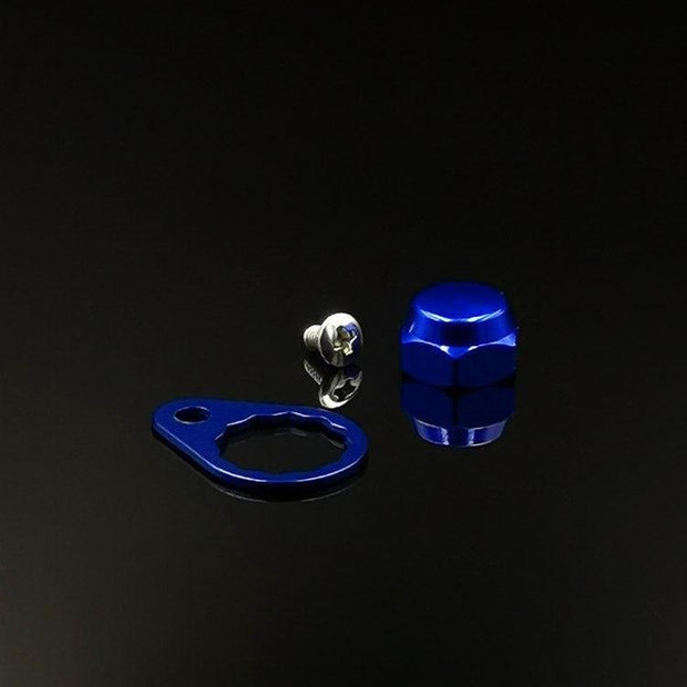 Die Kontermutter inkl. Teller (M7, verschiedene Farben) von RL-Angelrollentuning wird mit einer blauen Sechskantkappe aus Metall, einem passenden Ring mit Loch und einer kleinen silbernen Schraube auf schwarzem Hintergrund angezeigt.