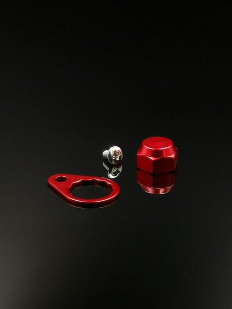 Ein Set mit drei RL-Angelrollentuning-Kontermuttern inkl. Platten | M7 | verschiedene Farben: eine silberne M7-Schraube, eine rote Sechskant-Kontermutter und eine rote Platte mit rundem Loch und länglichem Schlitz auf einer schwarz reflektierenden Oberfläche.