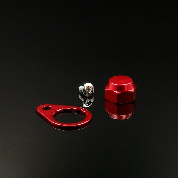 Ein Set mit drei RL-Angelrollentuning-Kontermuttern inkl. Platten | M7 | verschiedene Farben: eine silberne M7-Schraube, eine rote Sechskant-Kontermutter und eine rote Platte mit rundem Loch und länglichem Schlitz auf einer schwarz reflektierenden Oberfläche.