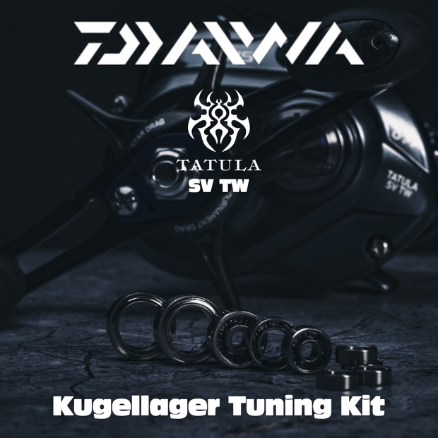 Eine Nahaufnahme der Daiwa Tatula SV TW-Rolle wird mit dem RL-TNG Komplett Kugellager Tuning Kit für Daiwa Tatula SV TW inkl. Wormshaft Bushings Upgrade von RL-Angelrollentuning vor einem dunklen Industriehintergrund angezeigt.