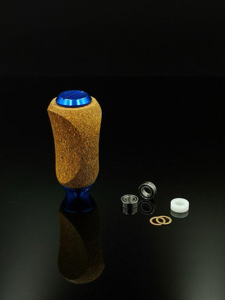 Ein RL-TNG Kork Knob von RL-Angelrollentuning aus Holz und blauem Metall steht aufrecht mit Lagern, einem weißen Abstandshalter und Unterlegscheiben auf einer schwarzen Oberfläche – ideale universell passende Komponenten für Ihre Angelrolle.